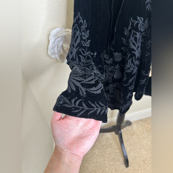 NTM: Johnny Was Black Velvet Embroidered Floral Open Front Cardigan Size M - Picture 8 of 15